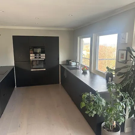Large, Spacious Single-family With Good Views بيت للعطل برغن